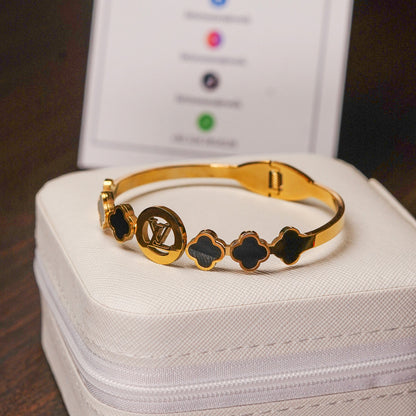 Chic Clover Bangle